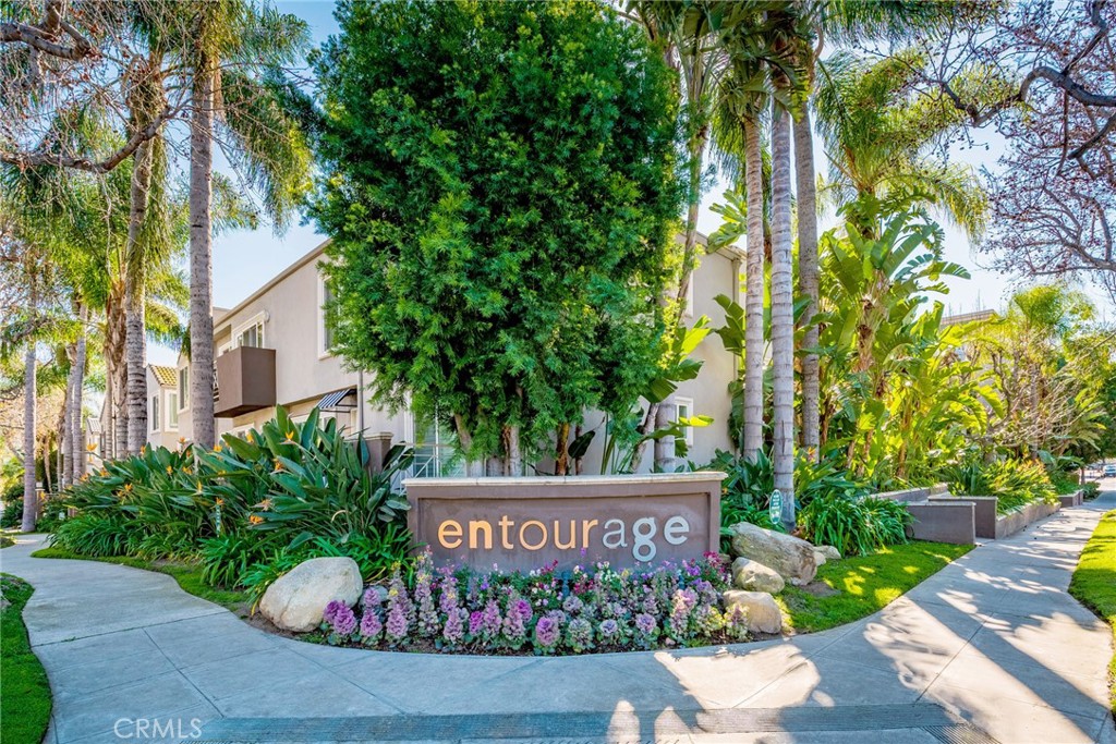Updated Condo * Located In The Burbank's Media District * 2 Bedrooms / 2 Bathrooms * 890sqft * Open Floor Plan * Living Room * Dining Area * Laminate Floors * Recessed Lighting * All Appliances Included * Walk-In Closet * Central A/C & Heat * Community Spa * BBQ Area * Gym * Community Laundry * Water Included * Tenant Pays Gas & Power * No Pets * 2 Car Parking # 92 & 88