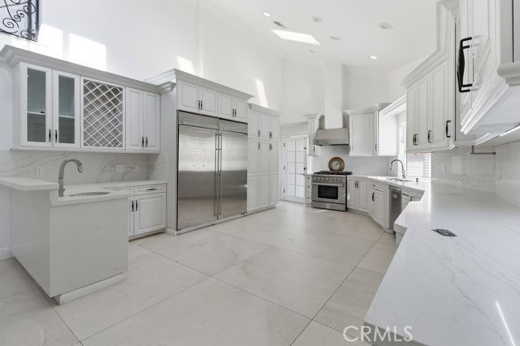 Photo of 5048 Hesperia Avenue, Encino, CA 91316 (MLS # SR25254003)