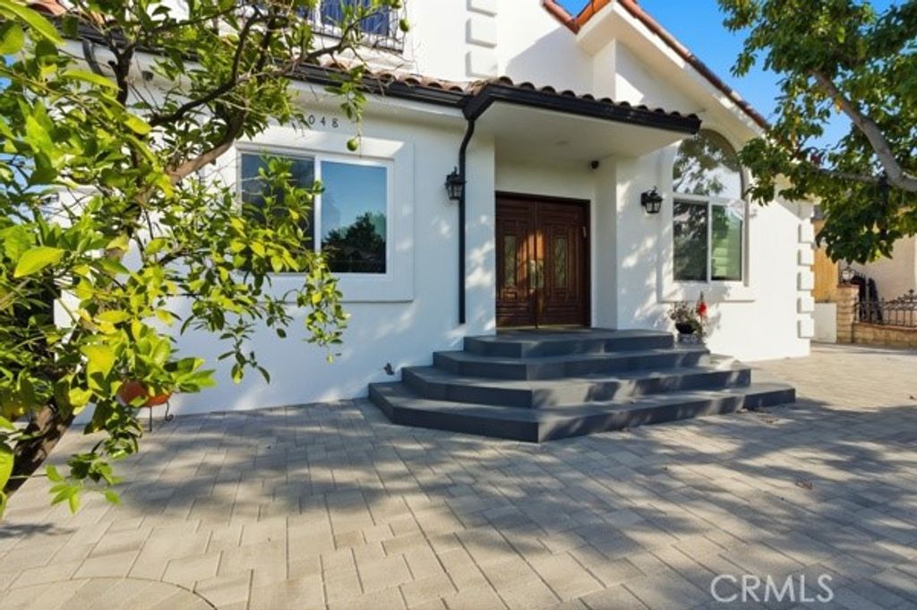 Photo of 5048 Hesperia Avenue, Encino, CA 91316 (MLS # SR25254003)