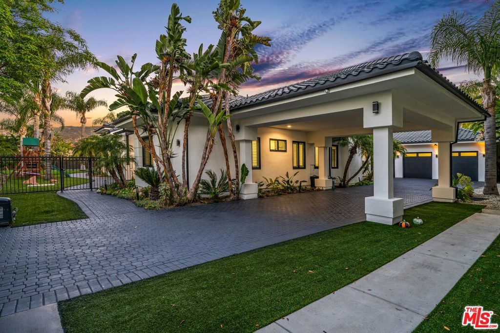 Photo of 19034 Ashurst Lane, Tarzana, CA 91356 (MLS # 26651373)