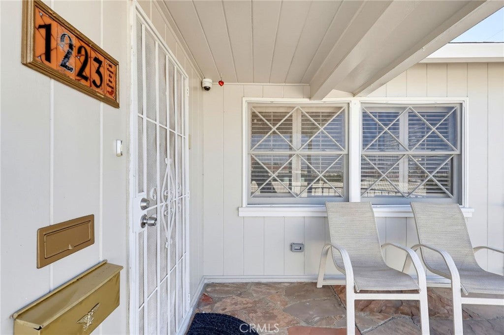 1223 W Elberon