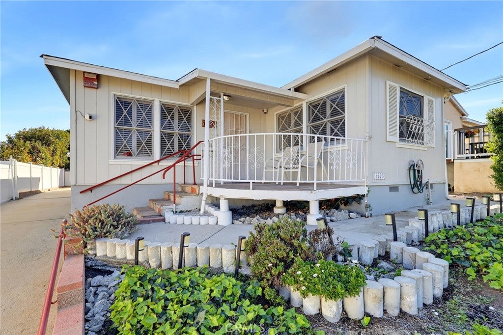 1223 W Elberon