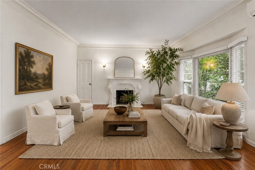 Photo of 368 S Crescent Dr, Beverly Hills, CA 90212 (MLS # SR26220435)