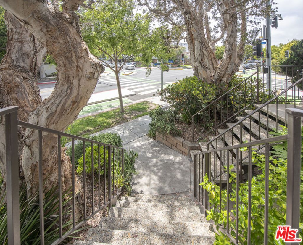 Photo of 1301 17th Street #102, Santa Monica, CA 90404 (MLS # 25545203)