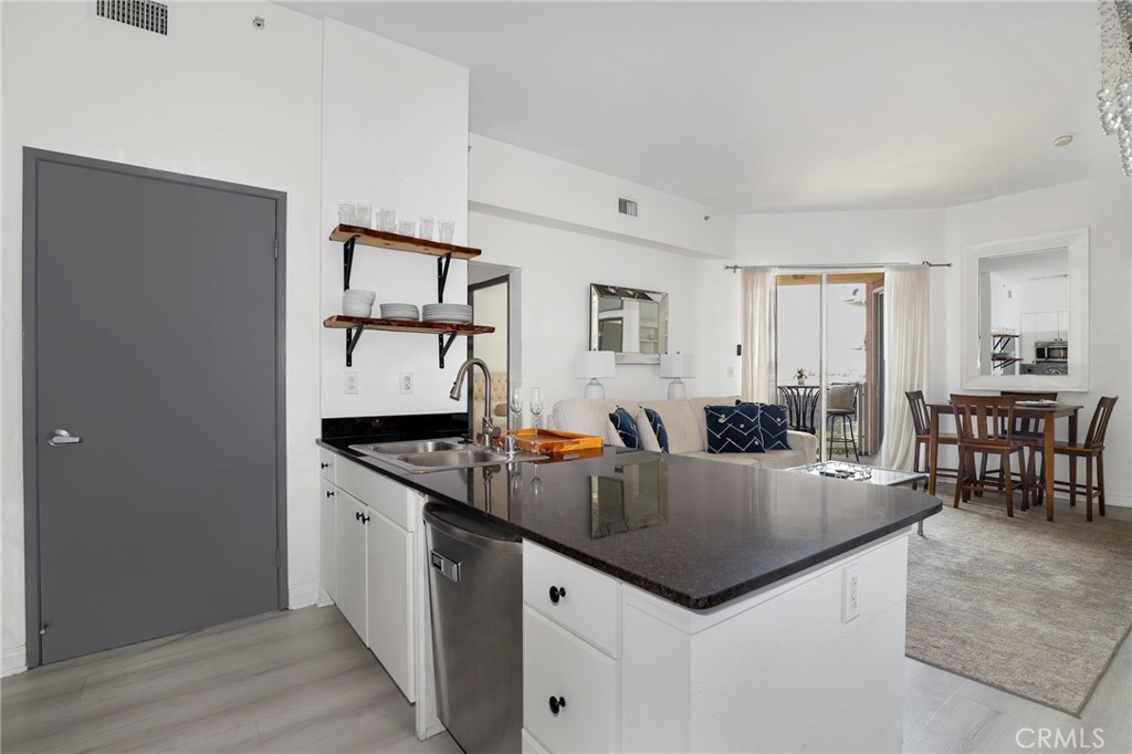 488 E Ocean Boulevard 818