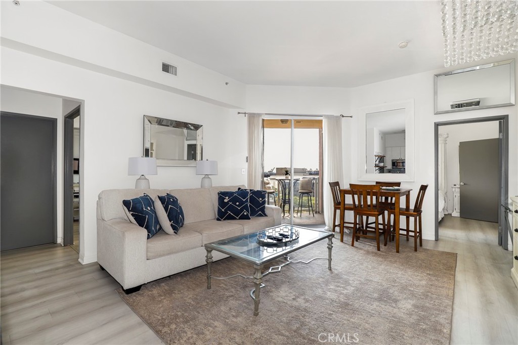 488 E Ocean Boulevard 818