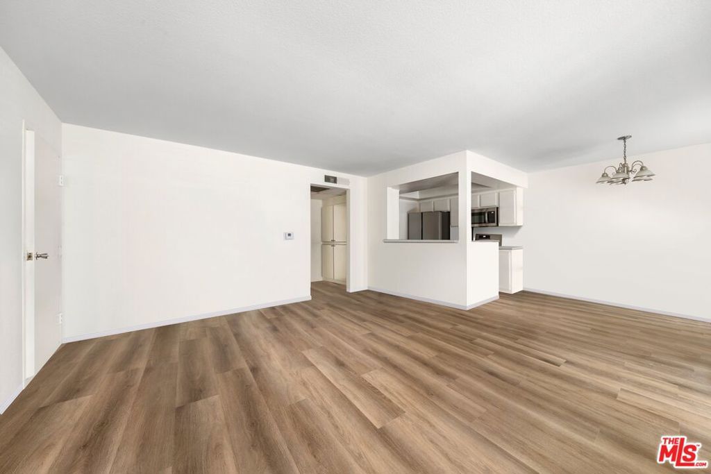 listing image 130724590163314652325