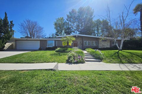 Photo of 23526 Dolorosa Street, Woodland Hills, CA 91367 (MLS # 26664073)