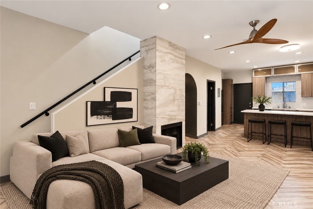 856 W Beach Ave