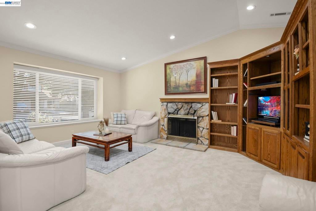 225 Preston Ct