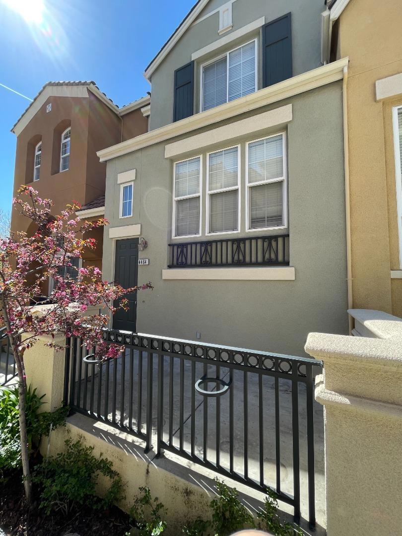 Bright and well-maintained townhouse in Rivermark with an ideal floor plan. All bedrooms have attached full bathrooms. Open living room and kitchen with a bedroom on the main living area with hardwood floors. Stainless steel appliances. Ample pantry and storage throughout. The generous master bedroom comes with a large walk-in closet and double-sink bathroom with soaking tub. Enjoy short walks to the Google shuttle stop, quick bites at Rivermark Plaza, and convenient commutes to high-tech employers!