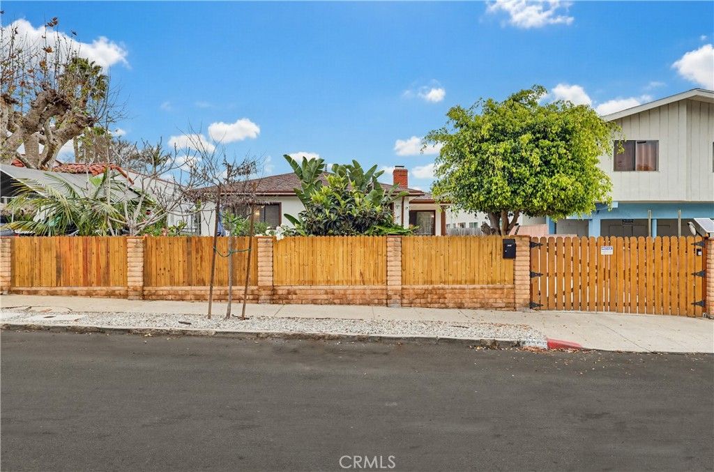 Photo of 3700 S Bentley Ave, Los Angeles, CA 90034 (MLS # OC26025304)