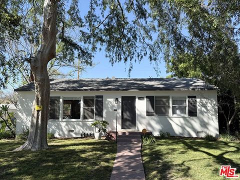 Photo of 11527 Albers Street, North Hollywood, CA 91601 (MLS # 26668049)