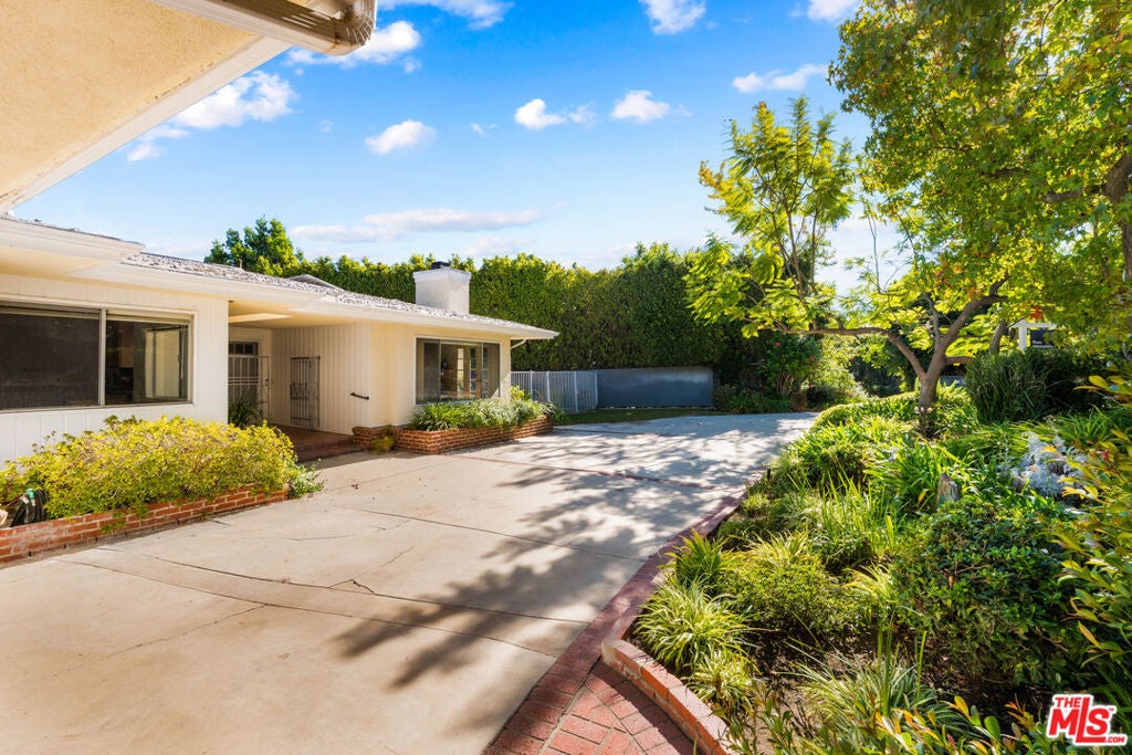 1130 Linda Flora Drive