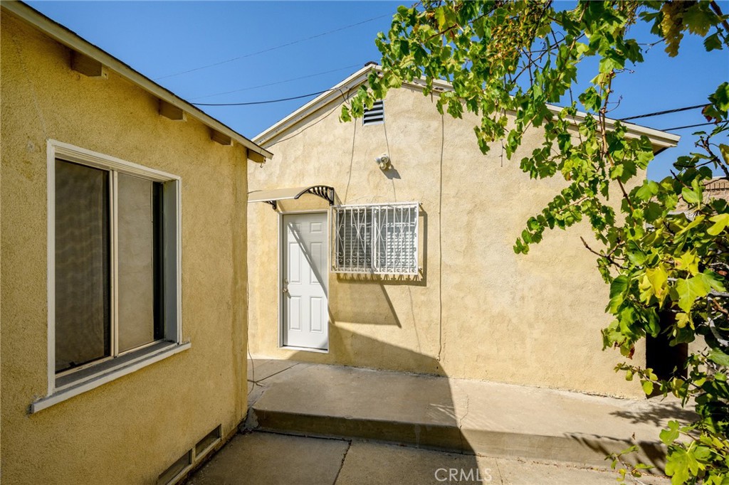 Updated ADU * 1 Bedrooms / 1 Bathroom * 440sqft * Open Floor Plan * Laminate Floors * Recessed Lighting * A/C & Heat * Laundry Inside * Small Pet Is Ok * All Utilities Included * Tenant May Share The Pool With The Main House * Patio * Street Parking