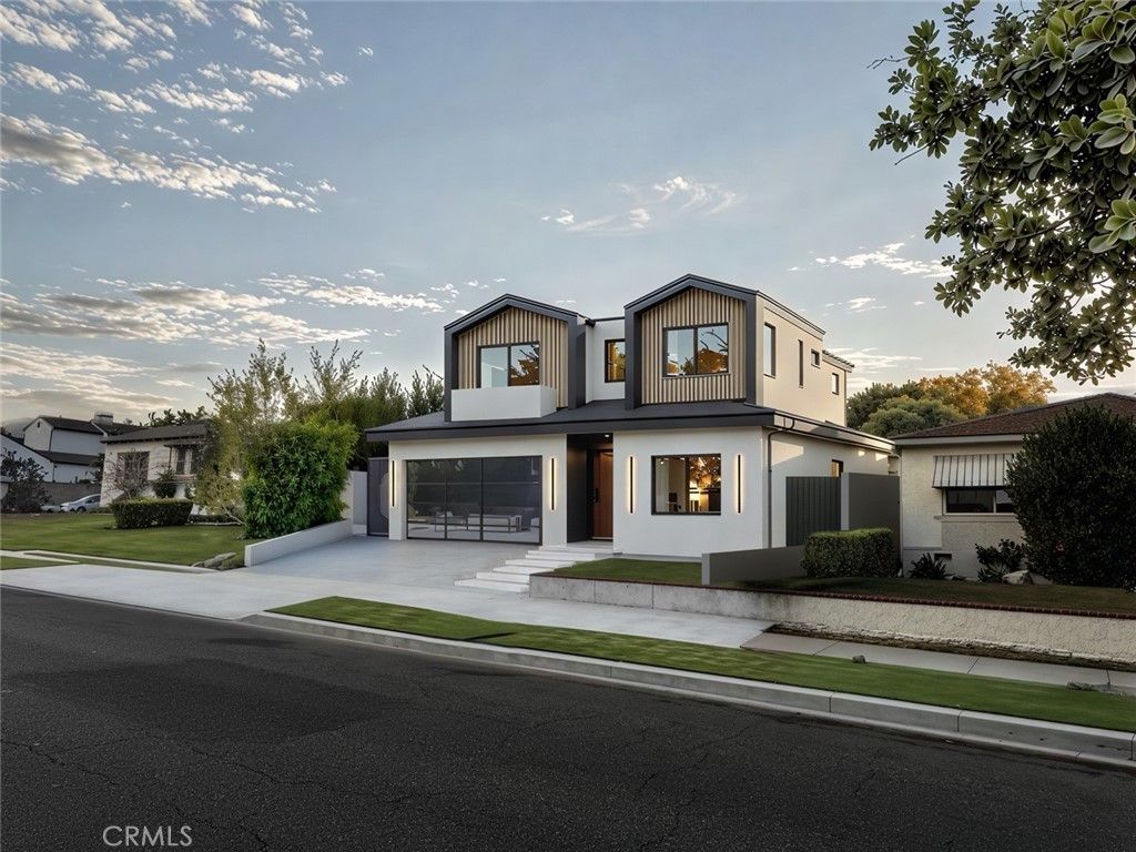 Photo of 706 S Kenneth Road, Burbank, CA 91501 (MLS # SR25196338)