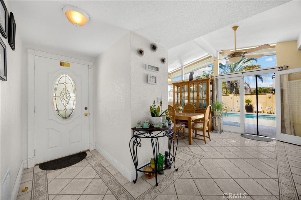 2113 W Niobe