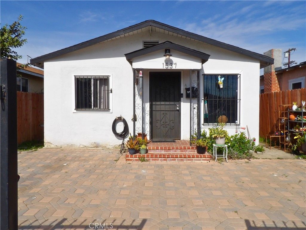 Photo of 1537 W 60th St, Los Angeles, CA 90047 (MLS # TR26017652)