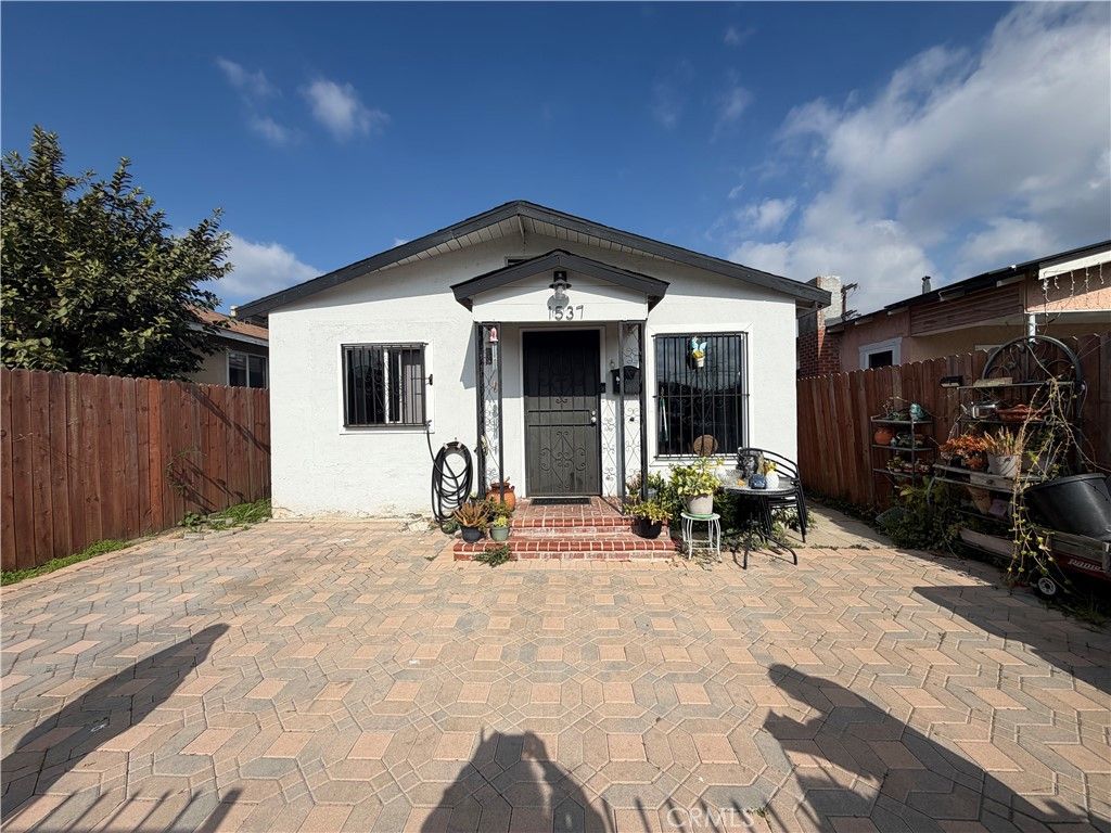 Photo of 1537 W 60th St, Los Angeles, CA 90047 (MLS # TR26017652)