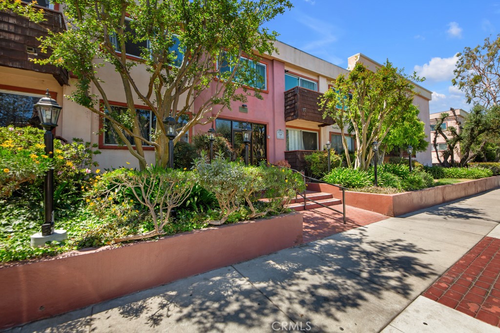 Huge price reduction on 6/10/25! This is a great deal!! Beautifully updated 1-bedroom, 1-bath condo located in a prime Encino location just off Ventura Boulevard, close to restaurants, grocery stores, and countless amenities. This quiet interior unit is set away from the street and features a spacious living room that opens to a balcony with views of lush, landscaped gardens. The open-concept layout connects the living, dining, and kitchen areas, with quartz countertops in the kitchen and an updated bathroom that includes a newer vanity, freshly coated shower/tub, and a brand-new glass door. The controlled-access building offers a sparkling pool and spa, a fully equipped gym, a community BBQ area with tables, and secure gated parking—all within a beautifully maintained complex.