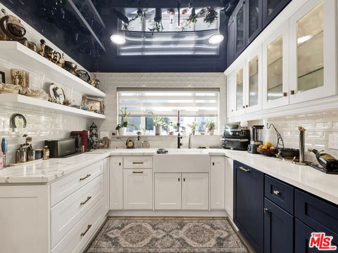 Photo of 6842 Ranchito Avenue, Van Nuys, CA 91405 (MLS # 25630279)