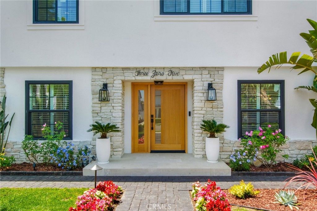 Photo of 305 Robinhood Ln, Costa Mesa, CA 92627 (MLS # OC26099696)
