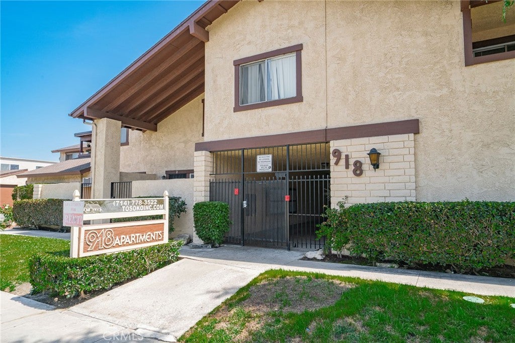 918 W Romneya Drive