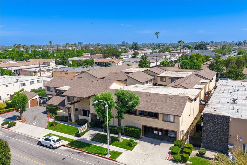 918 W Romneya Drive
