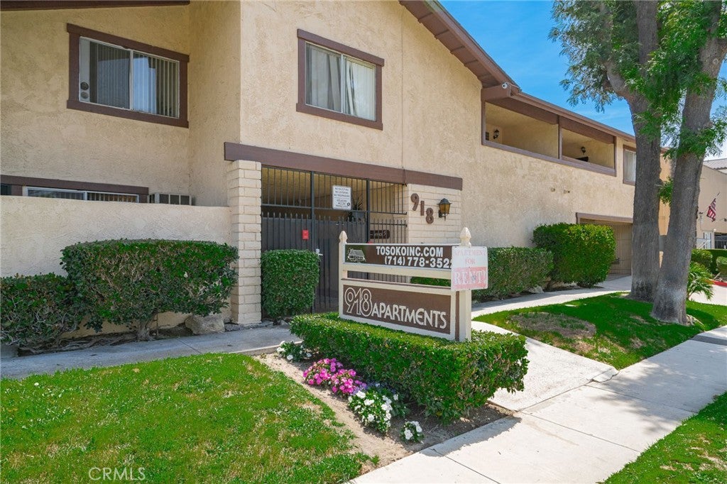 918 W Romneya Drive
