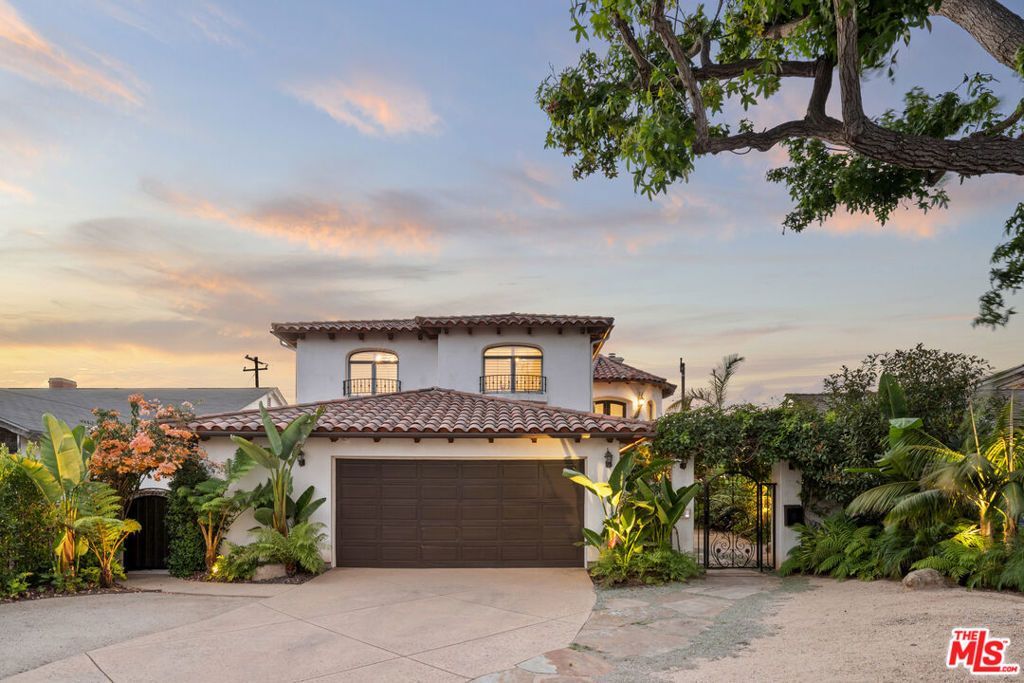 Photo of 7427 Henefer Avenue, Los Angeles, CA 90045 (MLS # 25628565)