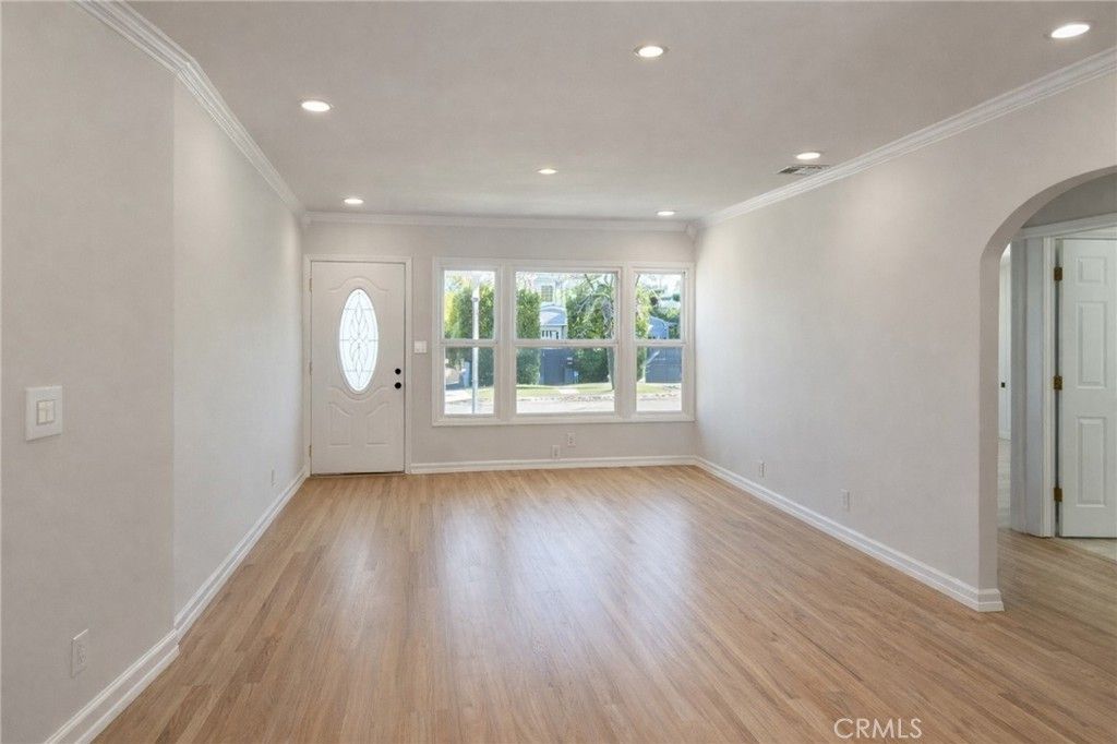 Photo of 5001 Petit Ave, Encino, CA 91436 (MLS # SR26008056)