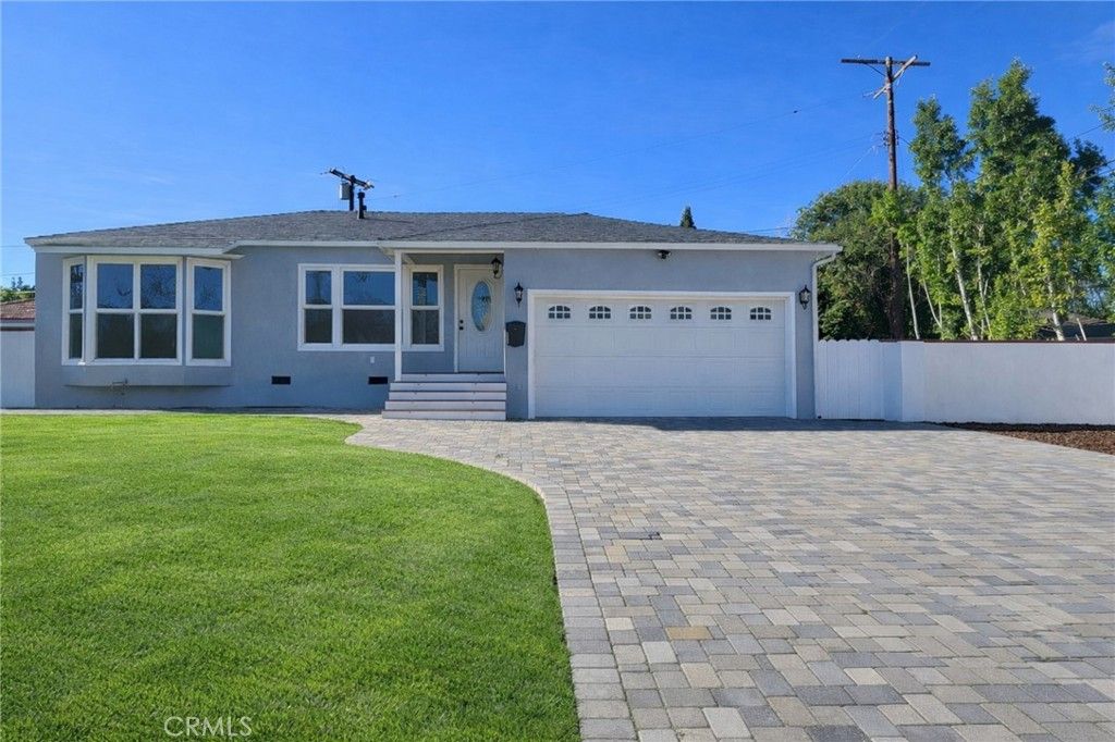 Photo of 5001 Petit Ave, Encino, CA 91436 (MLS # SR26008056)