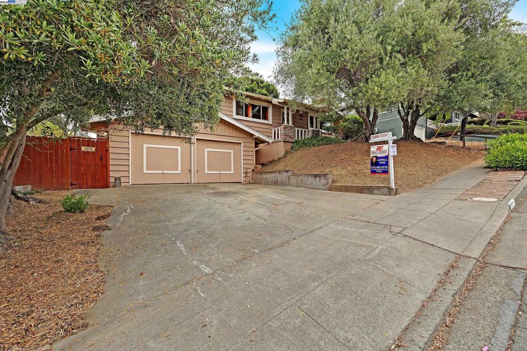 Fixer-upper in the sought-after Woodland Estates of Hayward Hills, near California State University, East Bay. Priced below market value. Perfect for customizing to your taste or as a potential flip opportunity. Open House Sat & Sun 1 pm -4 pm.