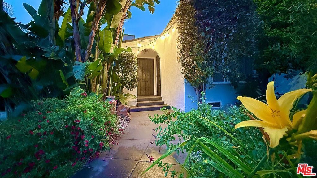 Photo of 2640 Vineyard Avenue, Los Angeles, CA 90016 (MLS # 25604885)