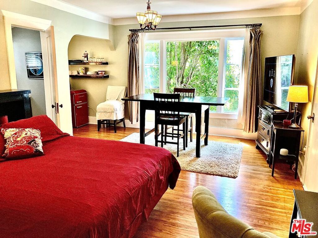 Photo of 2640 Vineyard Avenue, Los Angeles, CA 90016 (MLS # 25604885)
