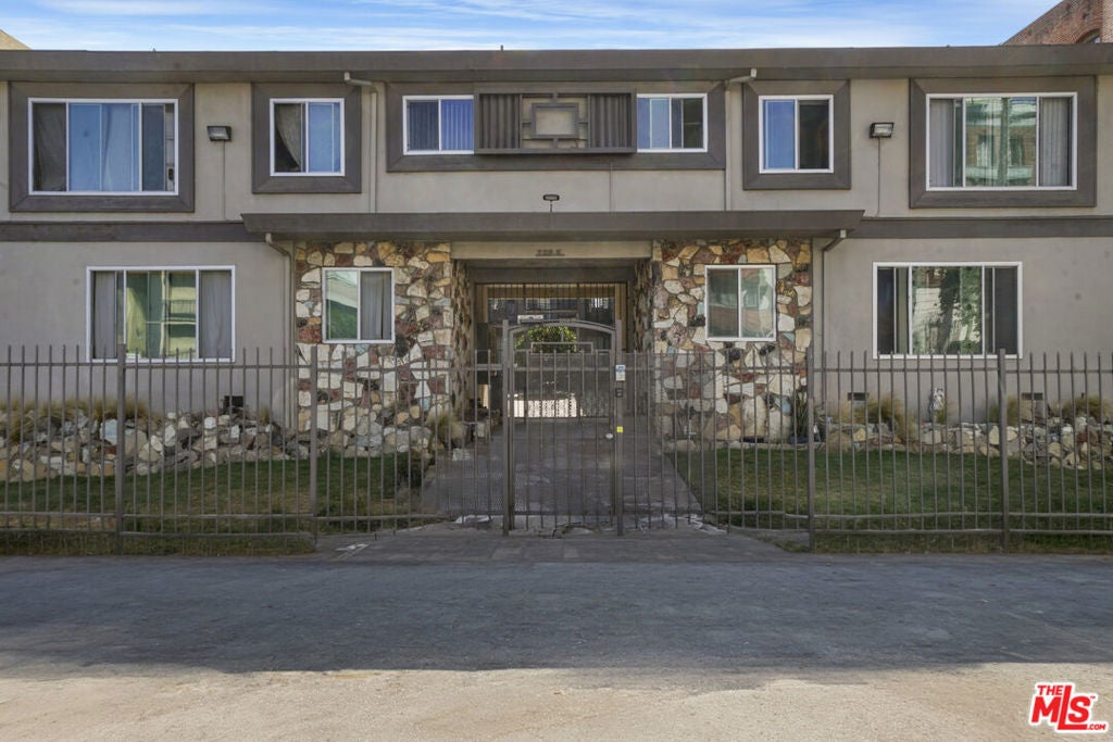 228 S Mariposa Avenue