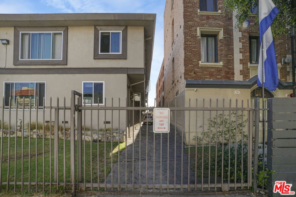 228 S Mariposa Avenue