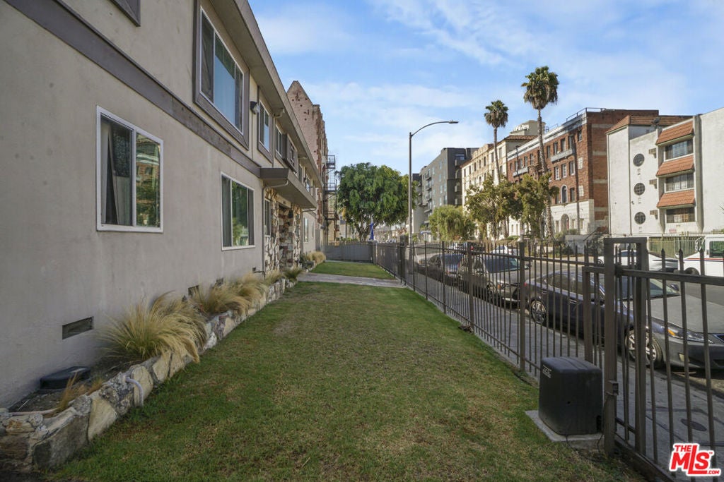 228 S Mariposa Avenue