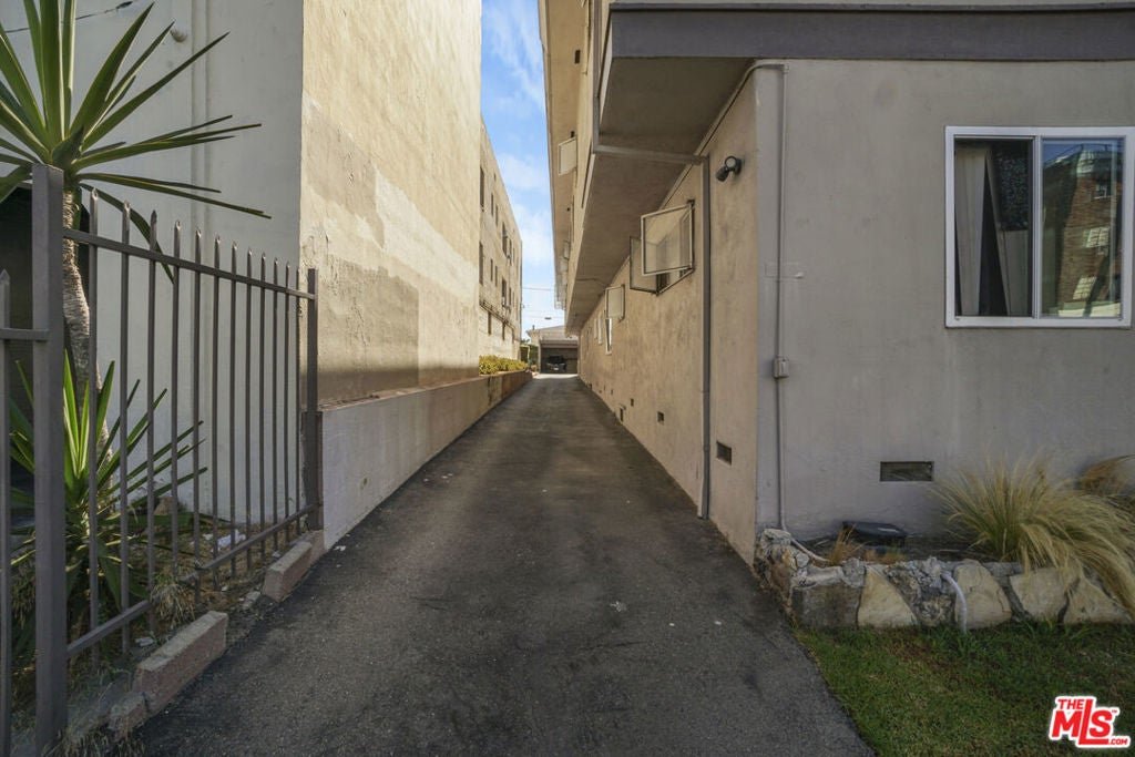 228 S Mariposa Avenue