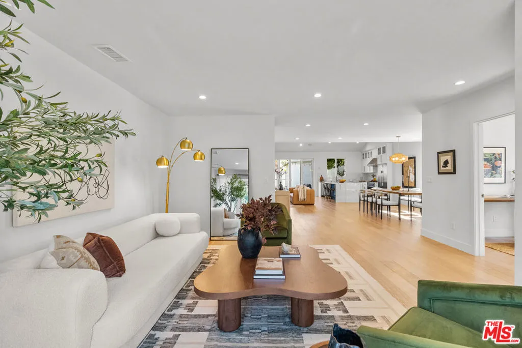 Encino, California 91436, United States, 3 Bedrooms Bedrooms, ,3 BathroomsBathrooms,Residential,Active,207824