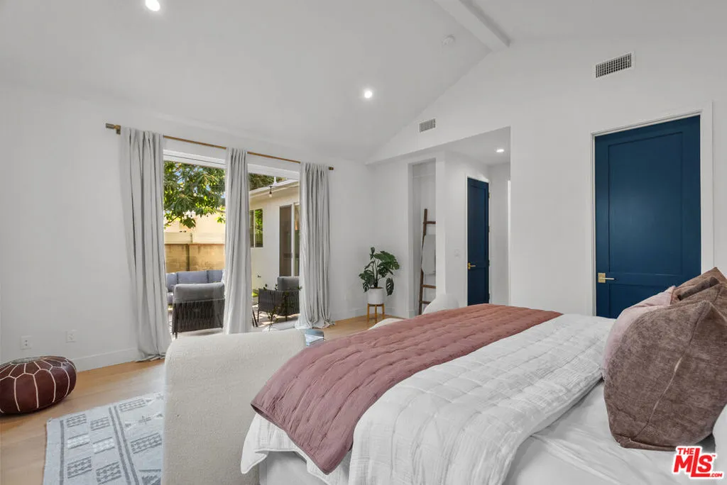 Encino, California 91436, United States, 3 Bedrooms Bedrooms, ,3 BathroomsBathrooms,Residential,Active,207824