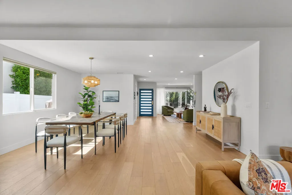 Encino, California 91436, United States, 3 Bedrooms Bedrooms, ,3 BathroomsBathrooms,Residential,Active,207824