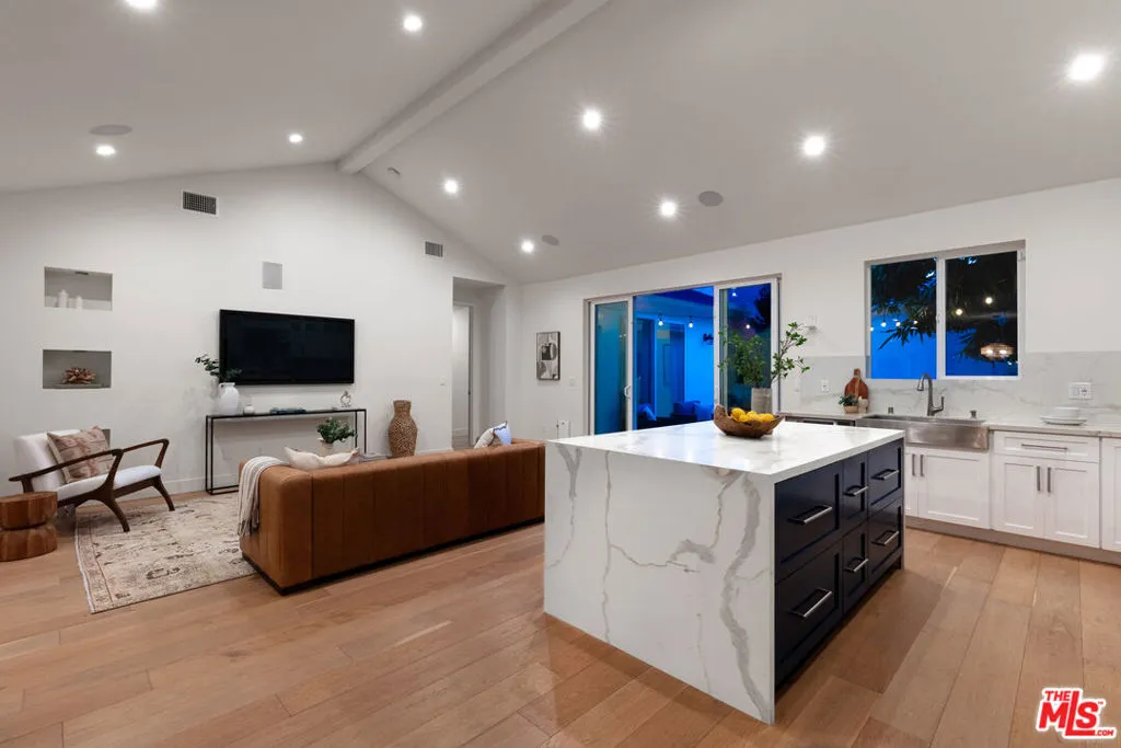 Encino, California 91436, United States, 3 Bedrooms Bedrooms, ,3 BathroomsBathrooms,Residential,Active,207824