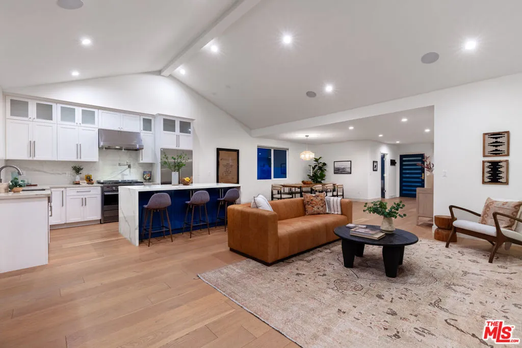 Encino, California 91436, United States, 3 Bedrooms Bedrooms, ,3 BathroomsBathrooms,Residential,Active,207824