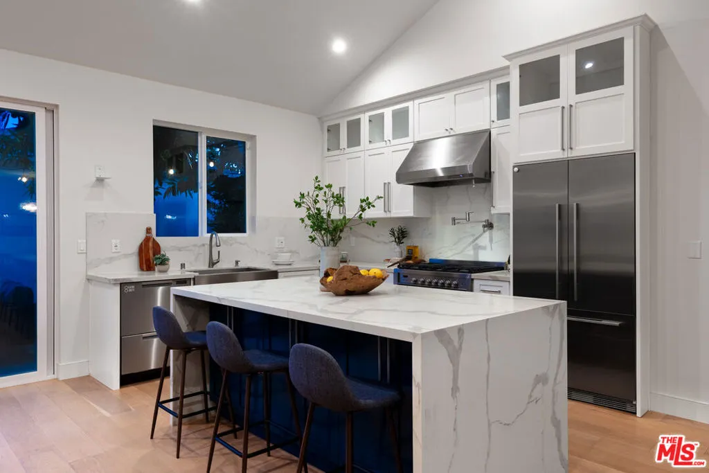 Encino, California 91436, United States, 3 Bedrooms Bedrooms, ,3 BathroomsBathrooms,Residential,Active,207824