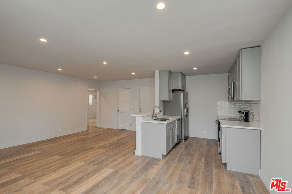 VERY LARGE 1 bed / 1 bath located in the heart of Korea Town. This unit features hardwood flooring, dual pane windows, recessed lighting throughout, kitchen with Stainless Steel Appliances and Washer/Dryer included inside the unit!!! Great location and close to everything! Must see to appreciate. Comes with a secured parking space!