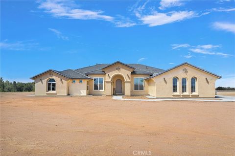 Photo of 12752 Farmington Street, Oak Hills, CA 92344 (MLS # CV26064592)