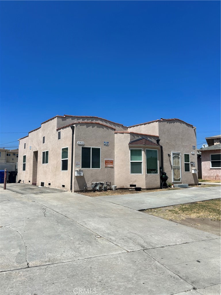 Our office is proud to present this Mid-City home for lease. This 2 bedroom and 2 bathroom unit has been remodeled. There are ceiling fans throughout and there is a washing machine and dryer inside the unit. One off street parking space is assigned to the next tenant. The first month's rent is free!