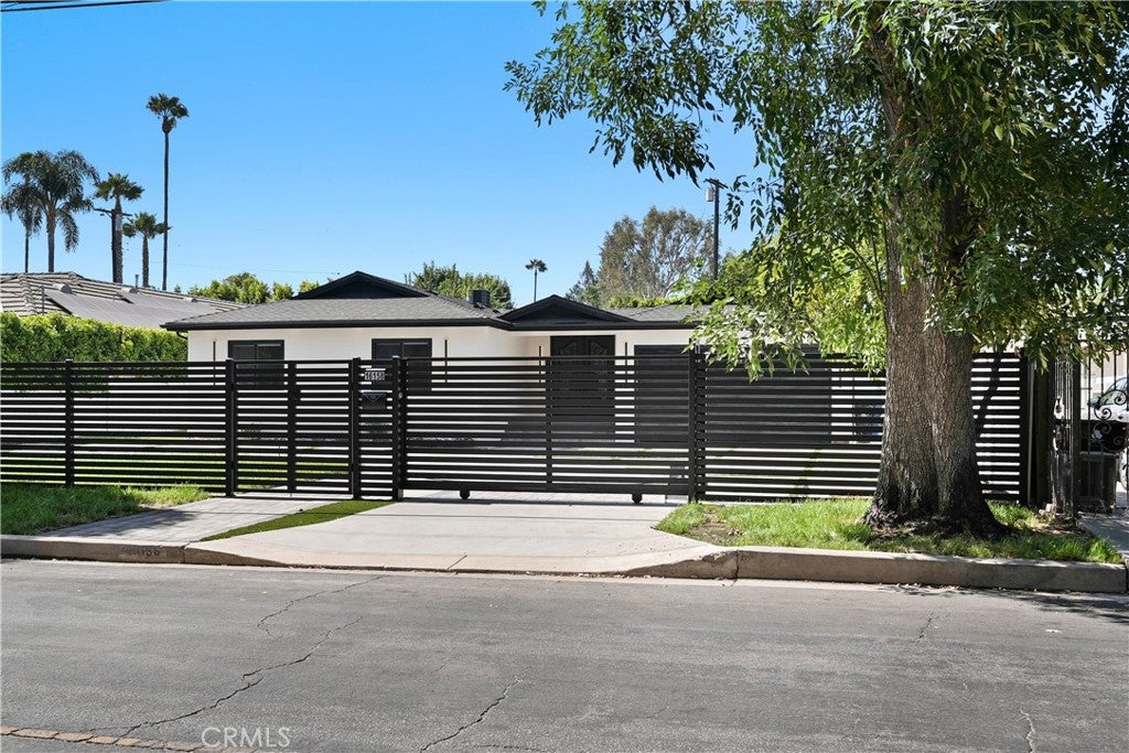 Properties 2 16158 Magnolia
