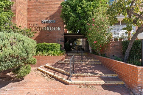 Photo of 5440 Lindley Avenue #302, Encino, CA 91316 (MLS # SR26221514)